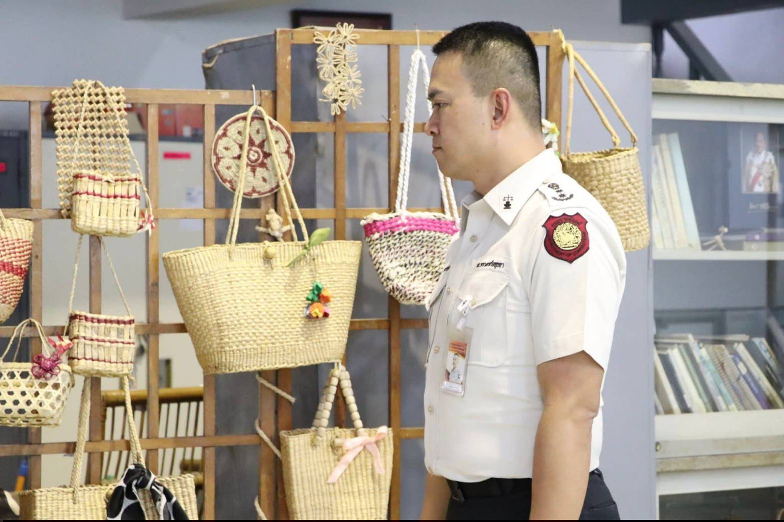 title - ผู้อำนวยการศูนย์ส่งเสริมและพัฒนาอาชีพเสริมนอกภาคการเกษตร ให้การต้อนรับ ผู้อำนวยการทัณฑสถานวัยหนุ่มพระนครศรีอยุธยา พร้อมด้วย ผู้อำนวยการส่วนและหัวหน้าฝ่ายทัณฑสถานฯ เข้าเยี่ยมชมแผนกฝึกอบรมทั้ง 12 แผนก และพื้นที่ภายในศูนย์ส่งเสริมและพัฒนาอาชีพเสริมนอกภาคการเกษตร 